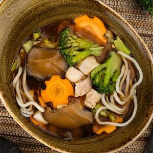 Куриный суп с лапшой и грибами шиитаке