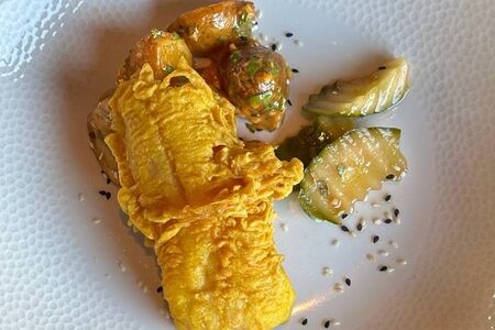 Филе морского окуня в воздушной панировке с пикантным картофелем бейби