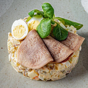 Салат Оливье с языком