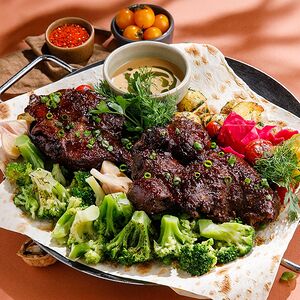 Томлёная лопатка ягнёнка в соусе демиглас