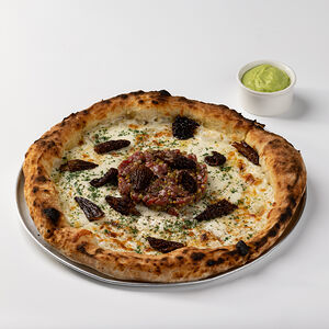 Пицца с тартаром из говядины и сморчками