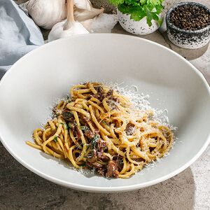 Паста с говяжьими щёчками и грибами