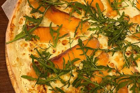 Слабосоленая семга с руколой