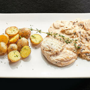 Куриное филе в сливочно-грибном соусе