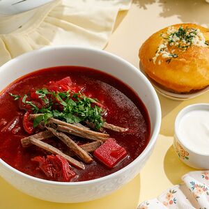 Борщ с чесночной пампушкой