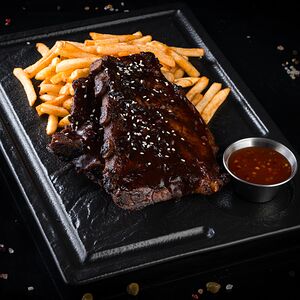 Свиные рёбра BBQ с картофелем фри 