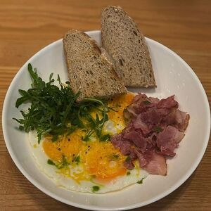 Глазунья с беконом и сыром Чеддер 