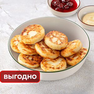 Большая порция сырников со сметаной и вареньем