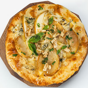 Хачапури с горгонзолой и грушей