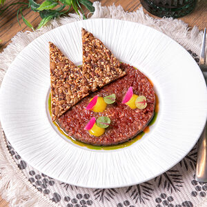 Тартар из говядины с горчичным айоли, маслом белого трюфеля и вялеными томатами