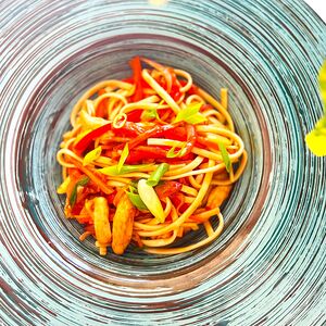 Лапша удон с курицей в кисло-сладком соусе