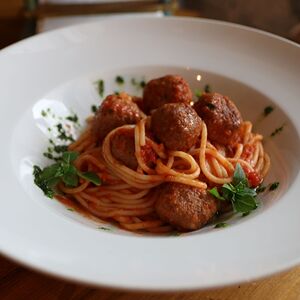 Фрикадельки с пастой в томатном соусе