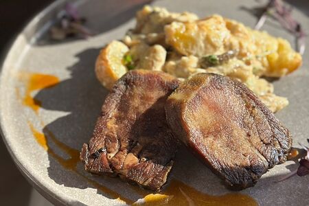 Язык телячий, томленный с картофелем, цукини и грибами