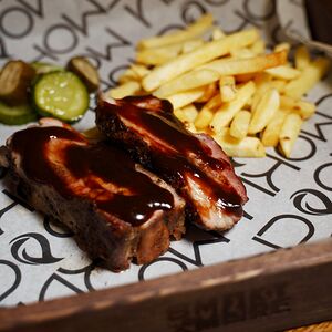 Ребро Поросенка с огурчиками в бурбоне и картофелем фри