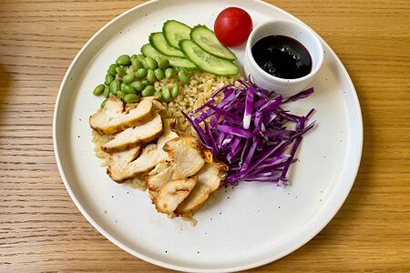 Боул с курицей и соусом терияки