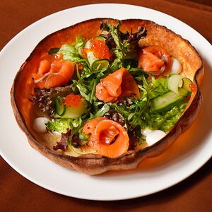 Голландский блинчик с лососем и красной икрой