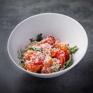 Салат с копчёным лососем и артишоками