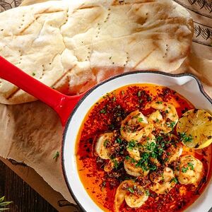 Креветки в пряном масле с домашней лепёшкой