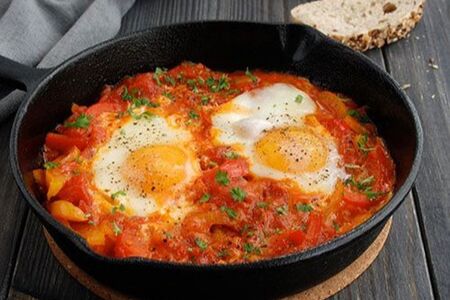 Шакшука из куриных яиц на сковородочке