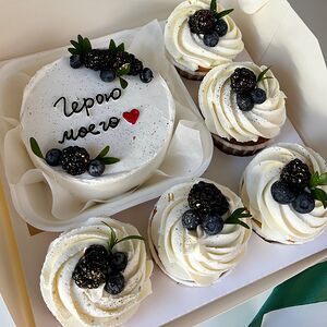 Набор десертов Бенто-торт Герою моего сердца и 5 капкейков «Герою моего сердца»