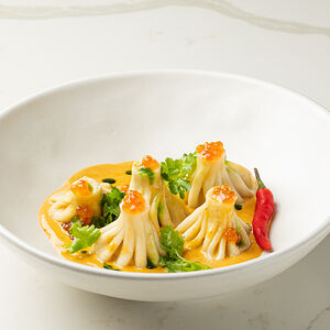 Патара-хинкали с креветками и икрой в соусе том ям