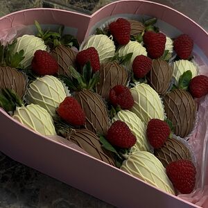 Клубника в шоколаде Сердце, белый и молочный