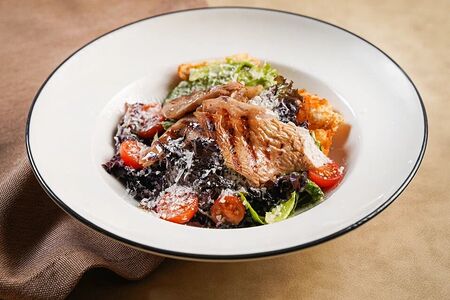 Салат Цезарь с цыпленком 