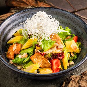 Салат из куриного филе с ананасами 