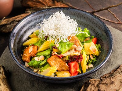 Салат из куриного филе с ананасами 