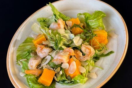 Салат с печеной тыквой и креветками