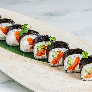 Ролл с лососем и сыром