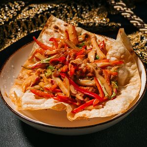 Пекинский салат с пряной курочкой 