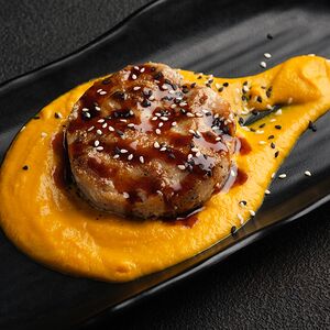 Бифштекс из тунца с морковным соусом