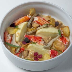 Камчатский краб с лесными грибами и пюре из корнеплодов 