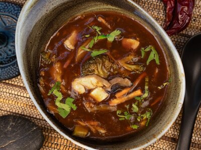 Кисло-острый суп с курицей и грибами шиитаке