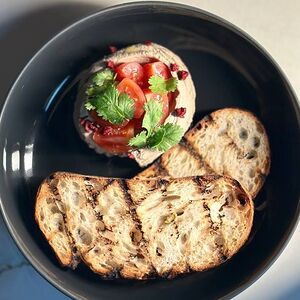 Нежный куриный паштет с ломтем домашнего хлеба