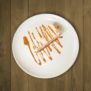 Пироженное с сыром и карамельным соусом