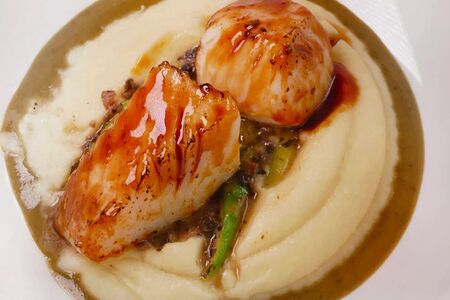 Палтус со спаржей и соусом из зеленых перцев