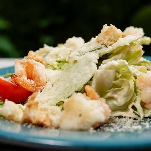 Салат Цезарь с креветками