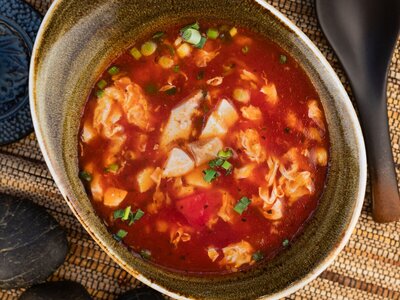 Томатный суп с курицей и яйцом