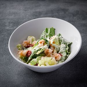 Салат с креветками и соусом цезарь