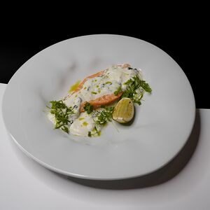 Стейк из лосося в сливочном соусе