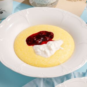 Кукурузная каша со страчателлой и вишневым вареньем