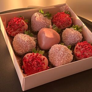 Клубника в шоколаде (розовая)