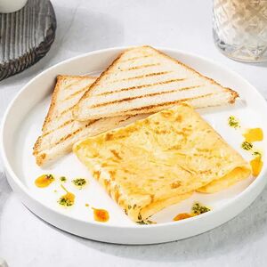 Омлет из 2-х яиц с тостами