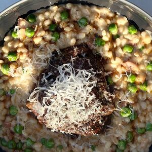 Говяжьи щеки с томленой перловкой и молодым горохом