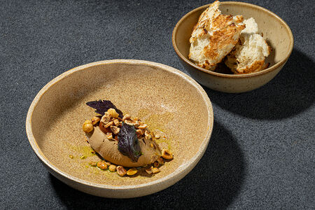 Паштет из куриной печени с соусом из изюма и фундуком