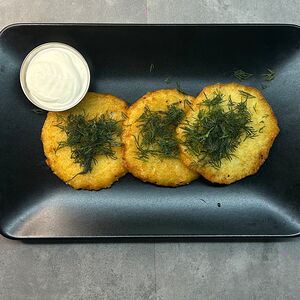 Драники со сметаной и зеленью 