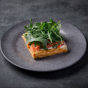 Картофельная вафля с лососем