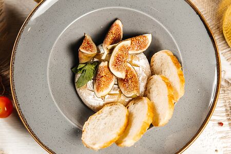 Запеченный камамбер с инжиром 